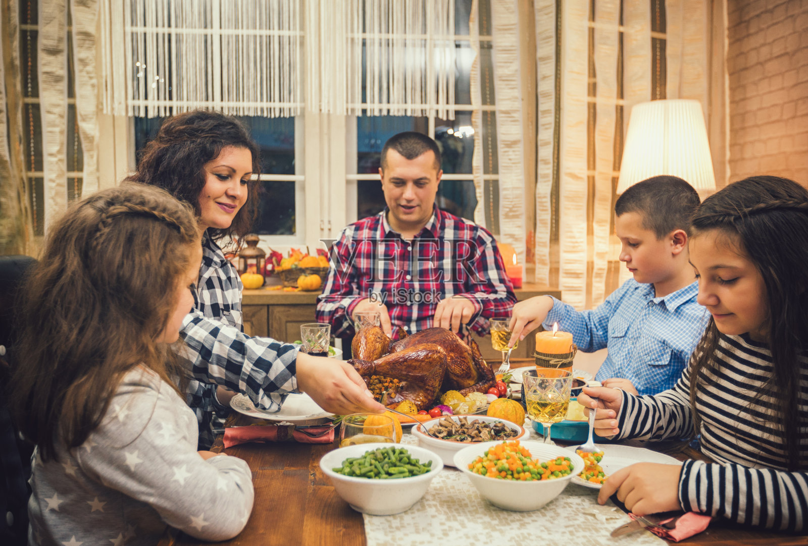 家庭在家享用传统感恩节晚餐照片摄影图片