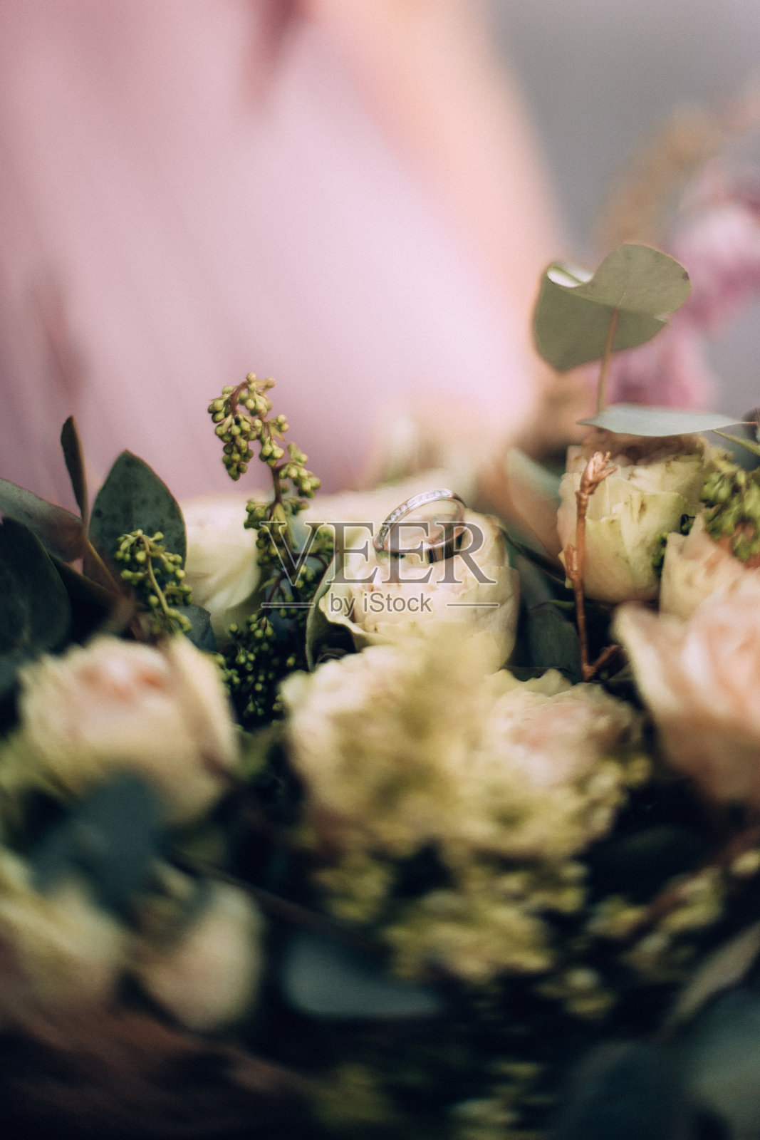 结婚戒指，订婚戒指上的花束。新郎,新娘,伴娘。模糊的效果。现代的照片风格照片摄影图片