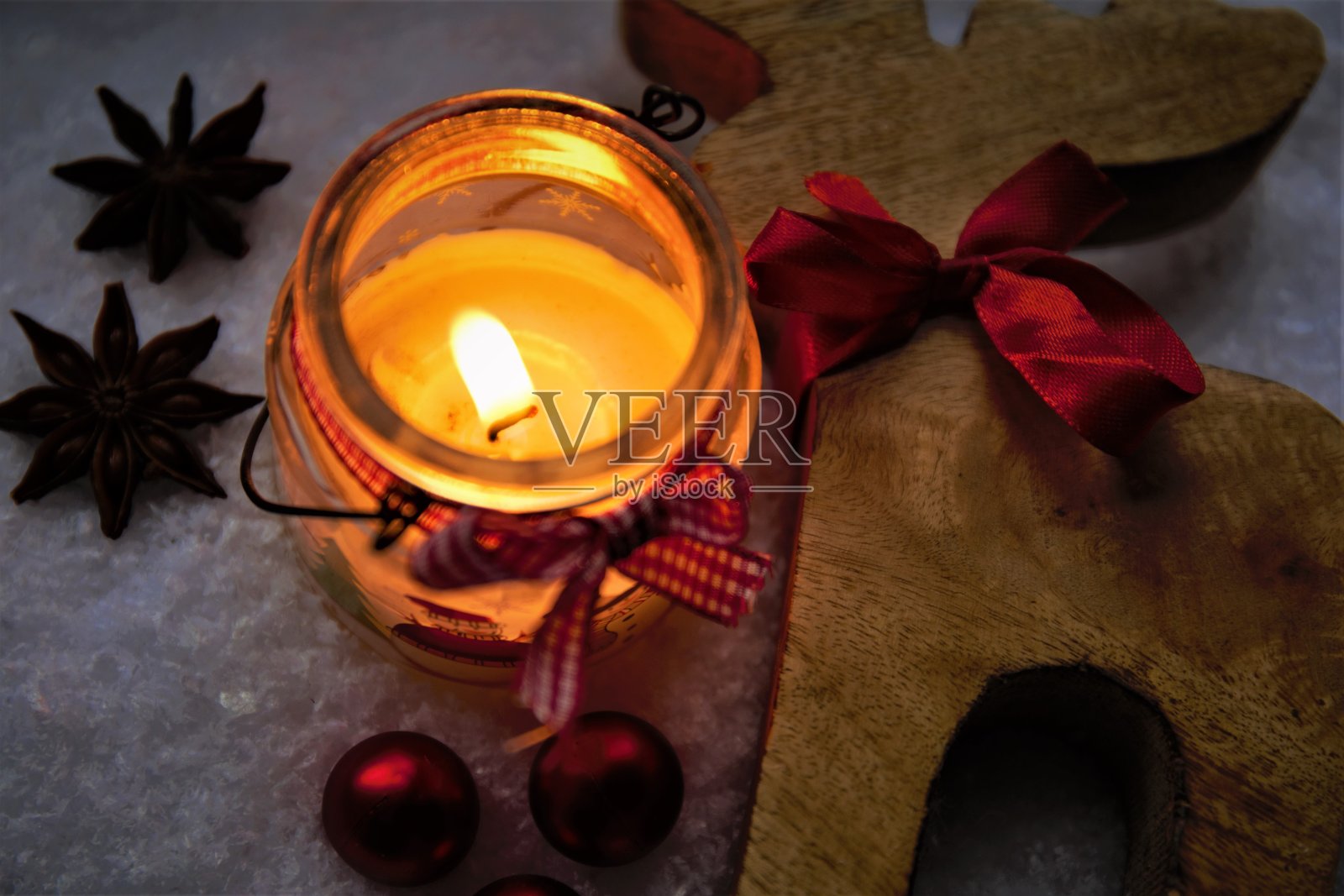 蜡烛和圣诞装饰品照片摄影图片