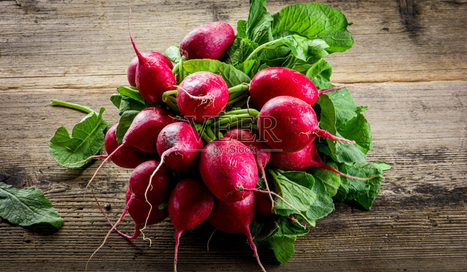 木桌上放着新鲜的萝卜照片摄影图片