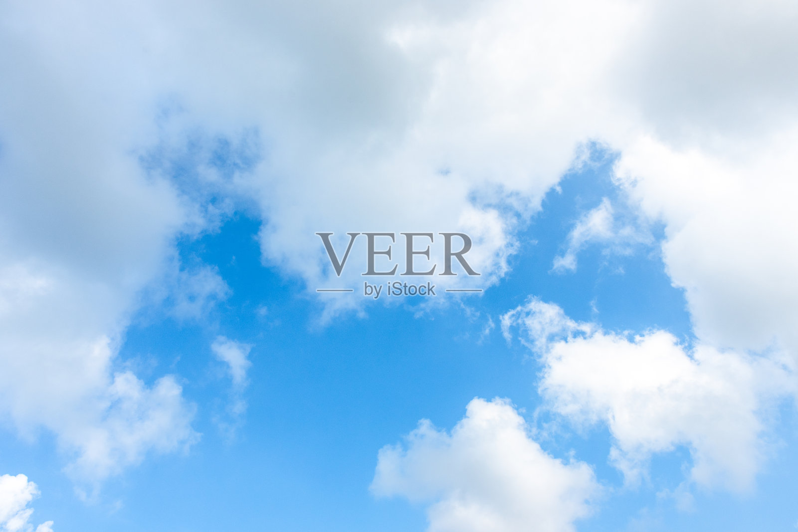 蓝天白云白色的背景。下午美丽的天空和云彩。照片摄影图片