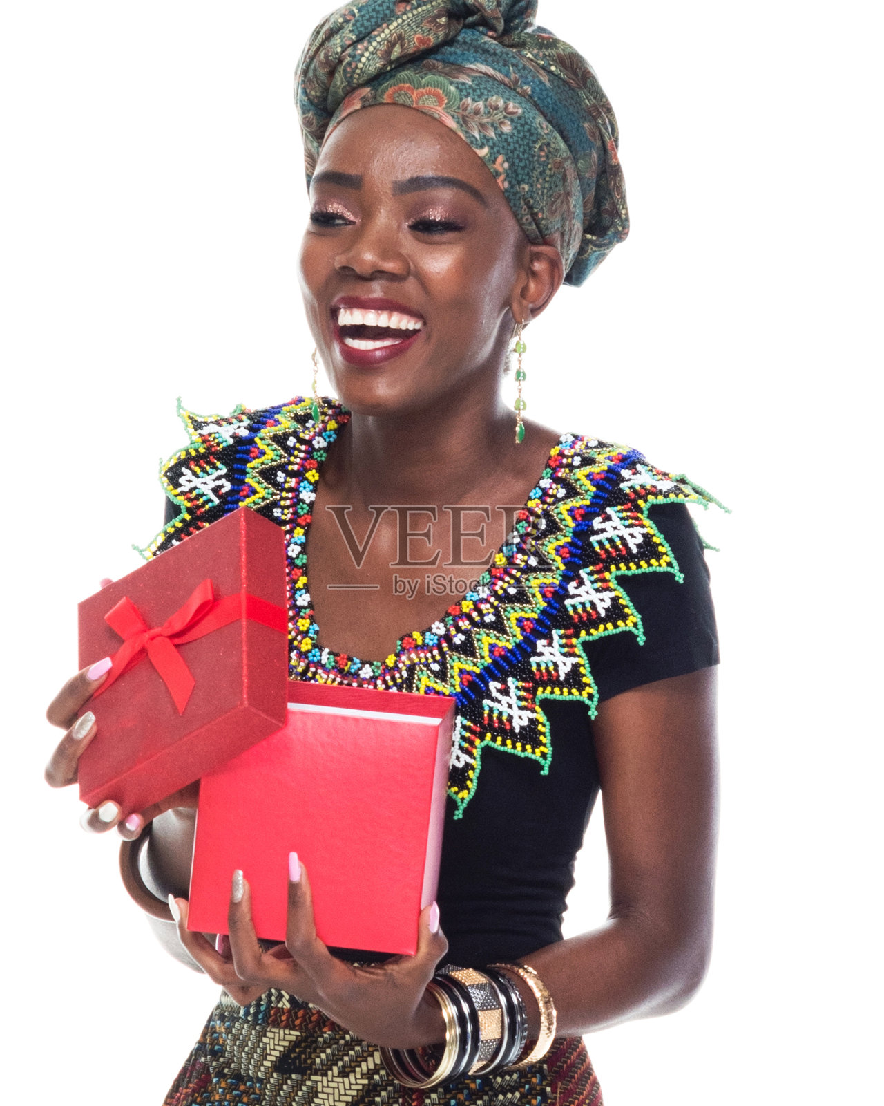 20-29岁的非洲裔/非洲裔女性/年轻女性在白色背景下戴着头巾/连衣裙微笑/快乐/愉快/丝带照片摄影图片