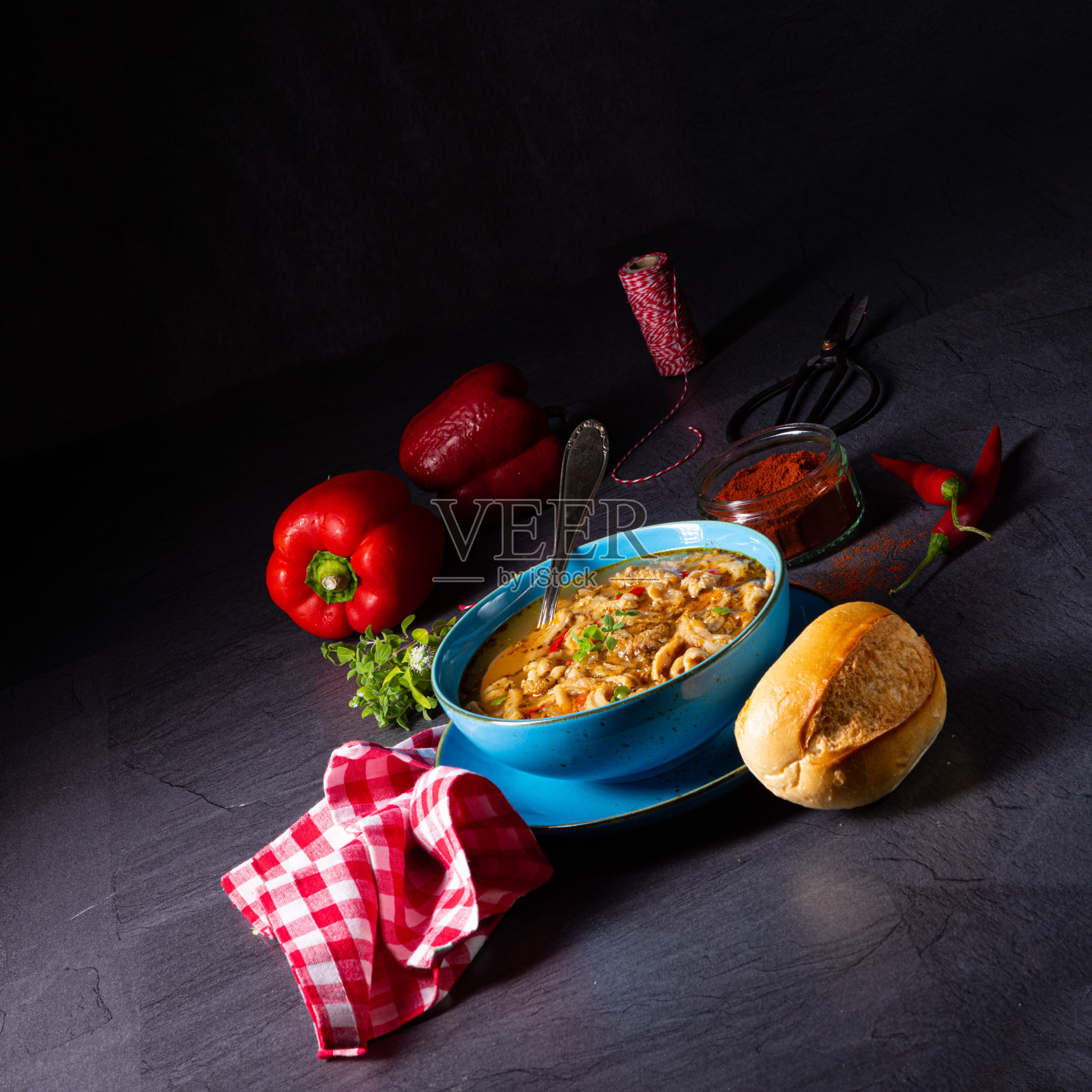 新鲜辛辣的香草牛肚汤照片摄影图片