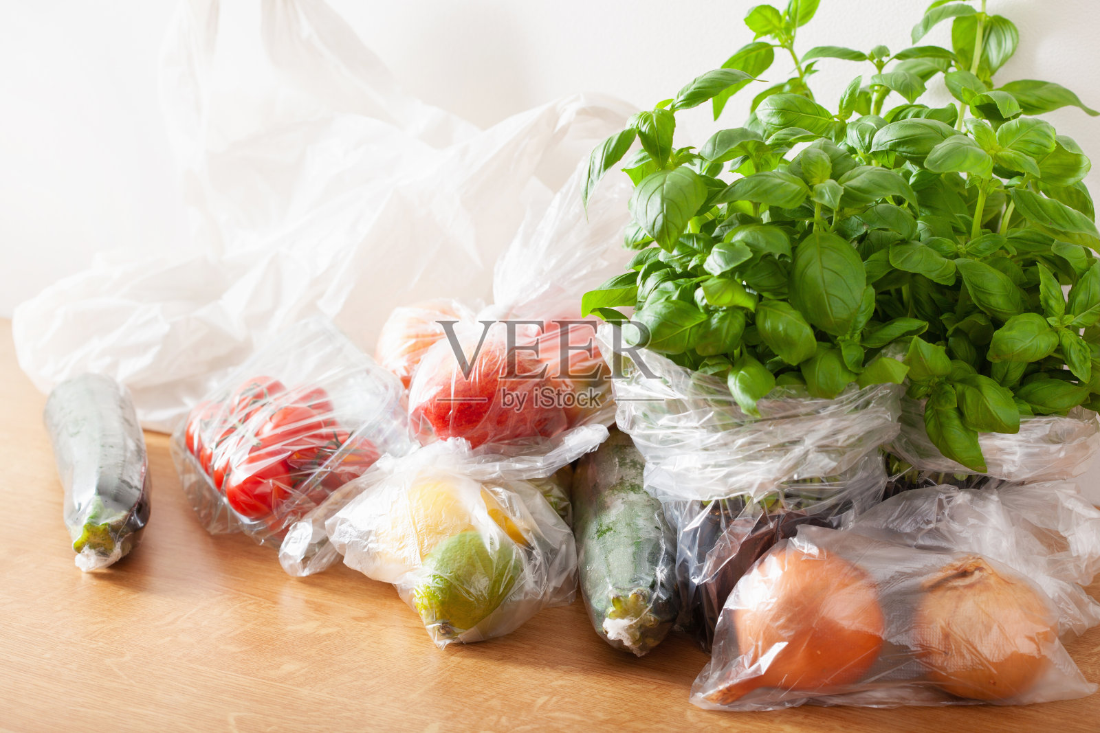 一次性塑料垃圾问题。水果和蔬菜装在塑料袋里照片摄影图片