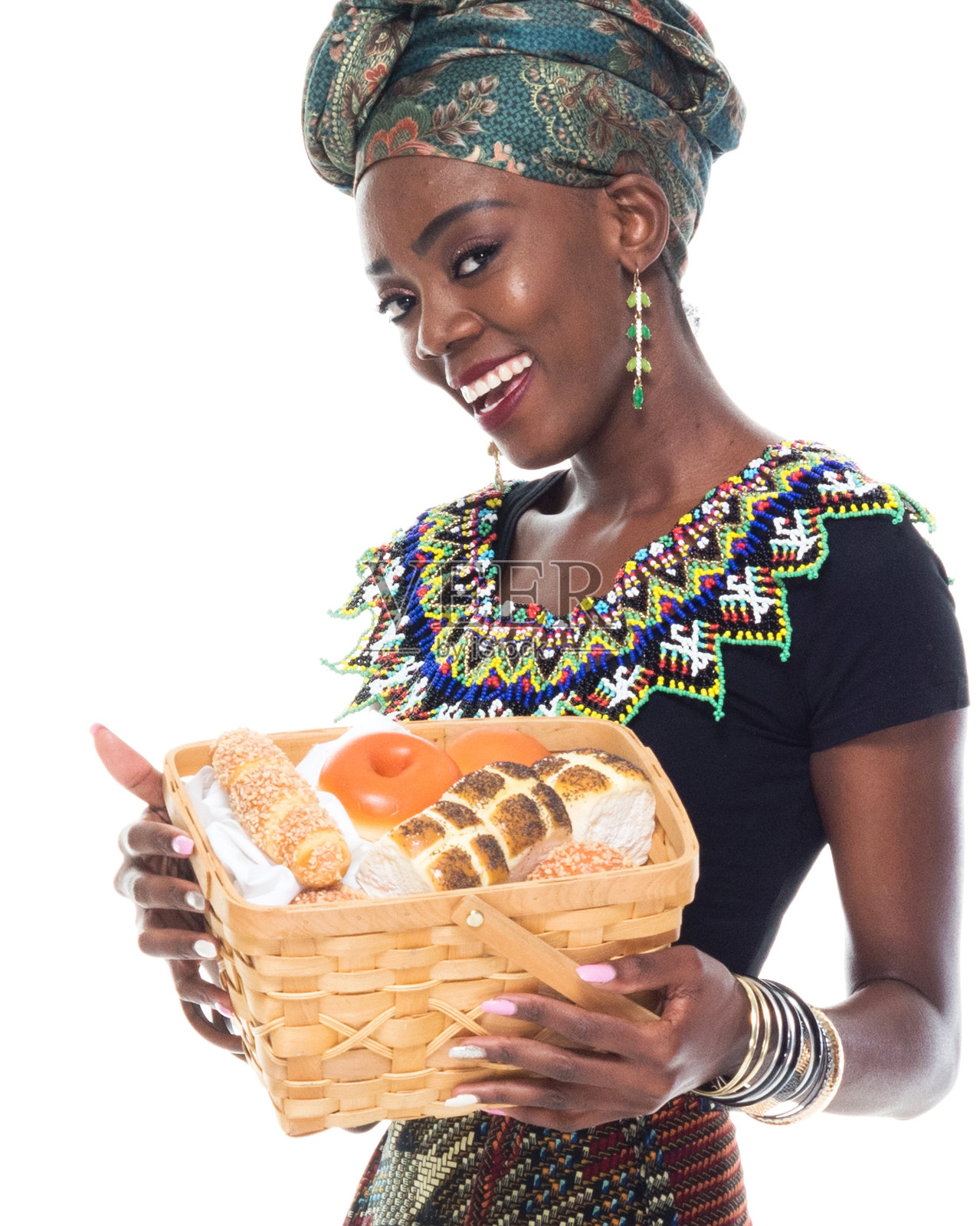 全身20-29岁的非洲裔/非洲裔女性/年轻女性在白色背景前戴着头巾/服装/传统服装，微笑/快乐/开朗照片摄影图片