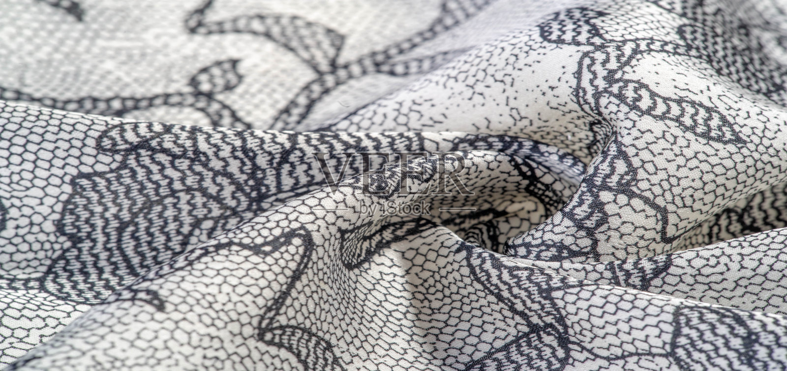 质地、背景、模式。有花边图案的丝质白色织物。这种有弹性的花边装饰可以给一切增添一种精致的感觉!装饰您的珠宝与您的项目，工艺品和互联网装饰照片摄影图片