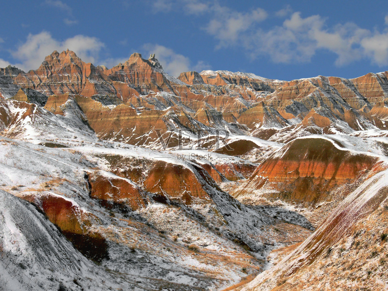 南达科他的荒地国家公园多彩的岩层被增强和对比带来了我的12月的降雪照片摄影图片