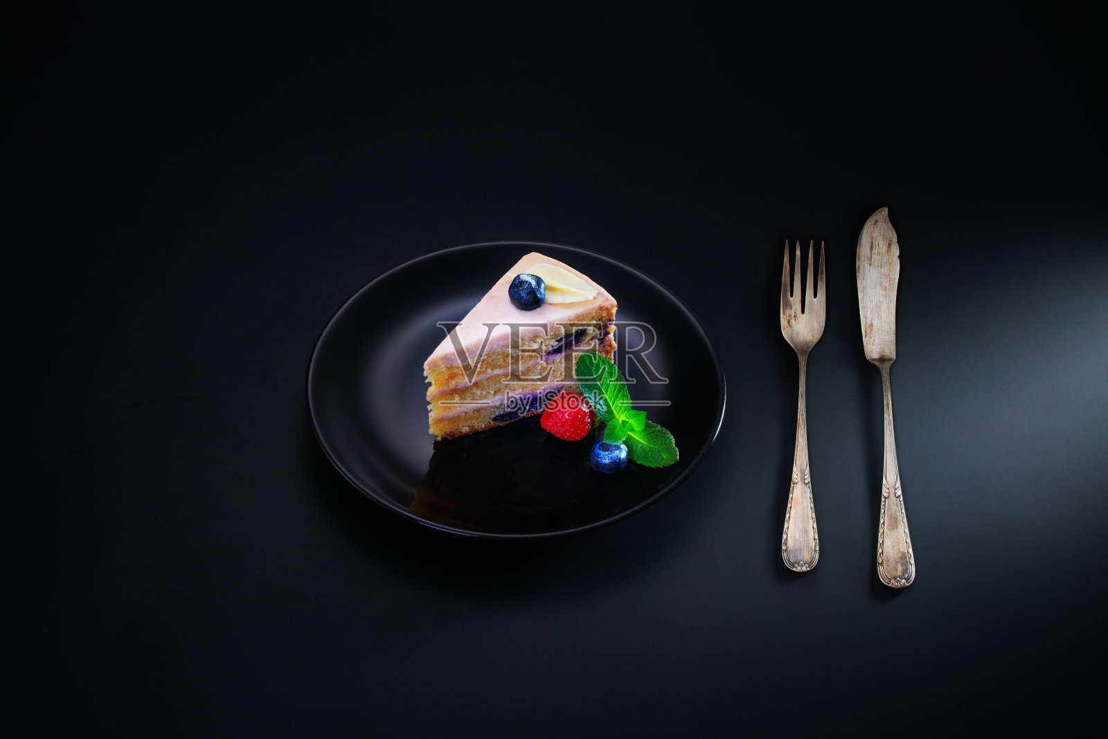 蛋糕巧克力与酸奶奶油和蓝莓水果孤立的黑色背景照片摄影图片