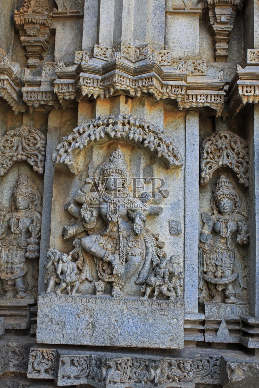 近距离的女神Nritya Lakshmi雕塑在神殿的外墙下，在Chennakesava寺庙，Hoysala建筑，Somanathpur，卡纳塔克邦，印度照片摄影图片