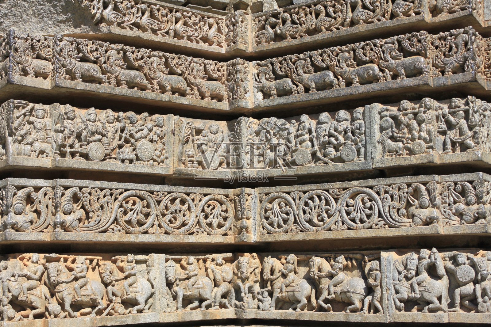靠近的神社墙壁浮雕遵循一个星形计划，描绘天鹅，makara(虚构的野兽)，印度教往世书，树叶，骑士和大象游行，在Chennakesava寺庙，Hoysala建筑，Somanathpur，卡纳塔克邦，印度照片摄影图片