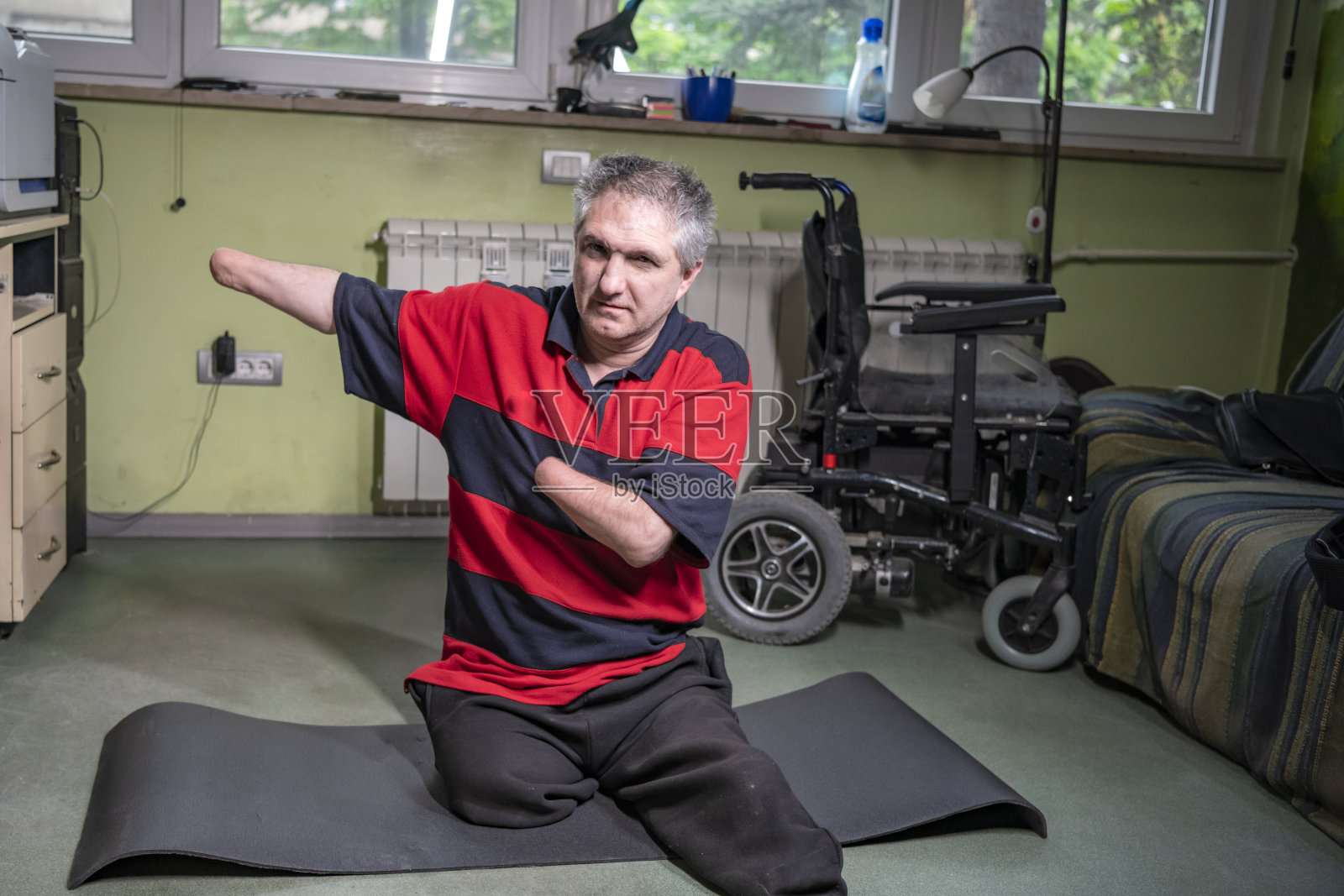 残疾人在家锻炼身体照片摄影图片