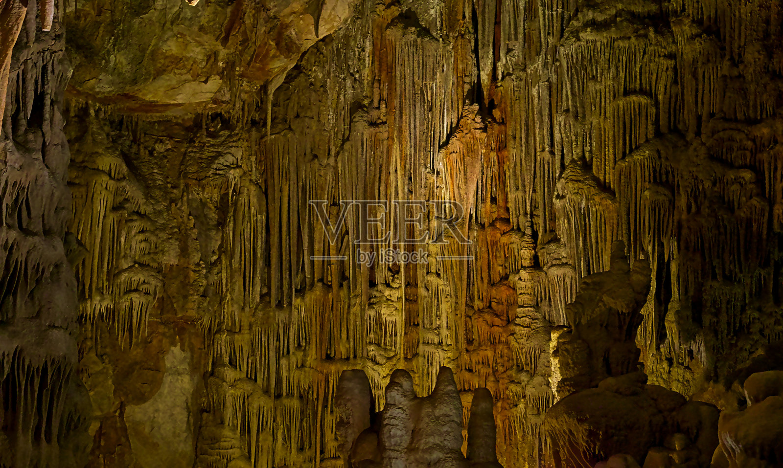 令人印象深刻的洞穴内部奥林波洞在希奥斯岛，希腊。照片摄影图片
