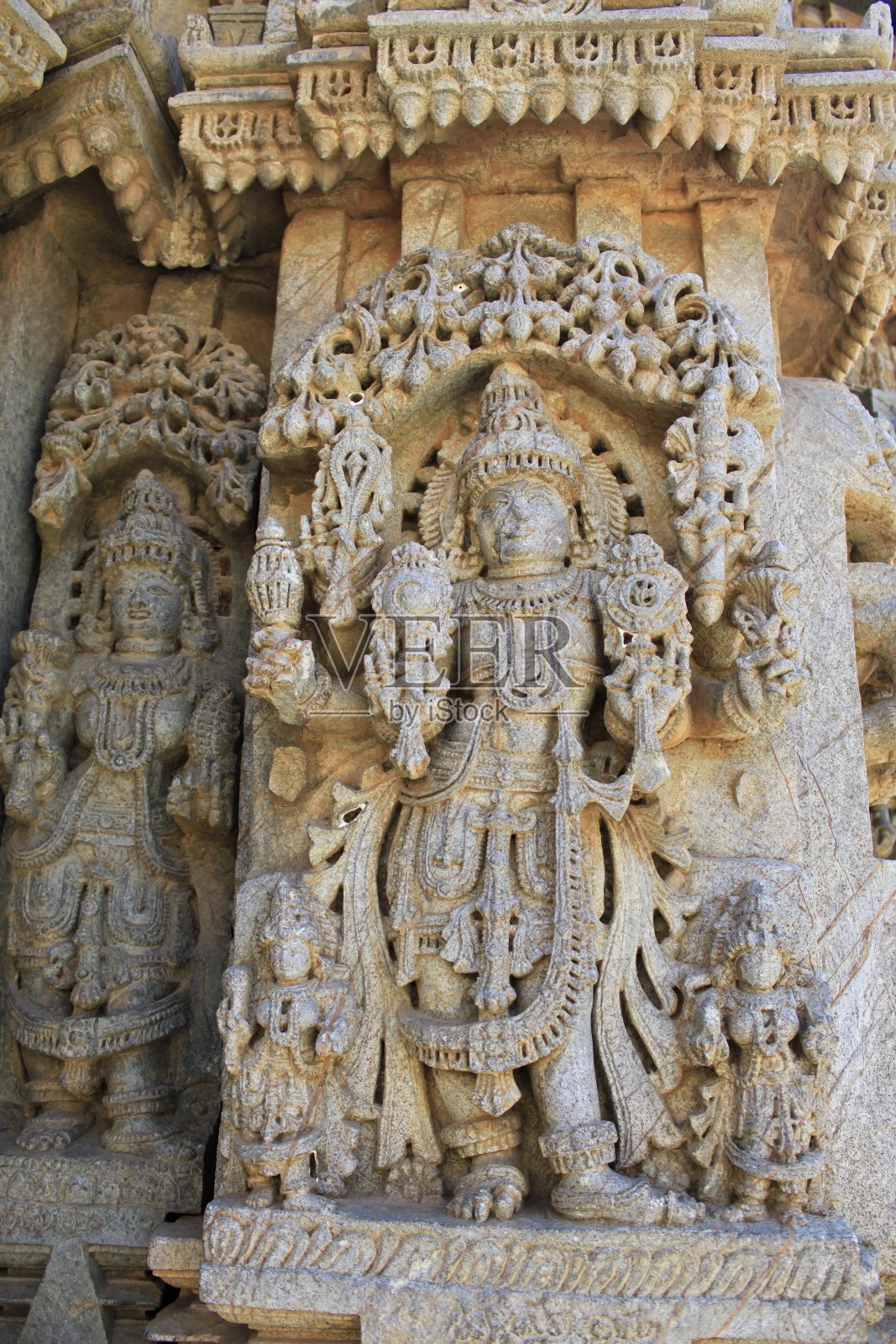 印度卡纳塔克邦颂纳斯普尔的霍萨拉建筑，钦纳科萨瓦神庙，神庙外墙下的受损神像的特写照片摄影图片