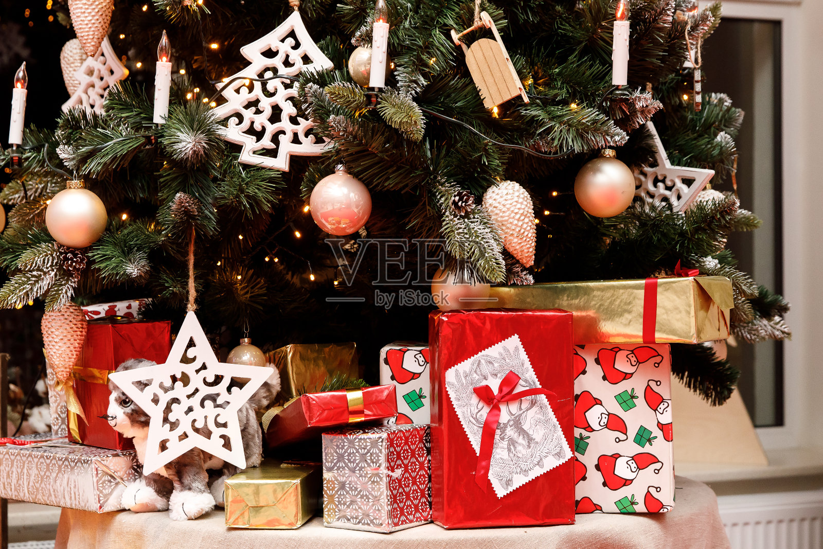 给家人的圣诞礼物。装饰圣诞树。照片摄影图片