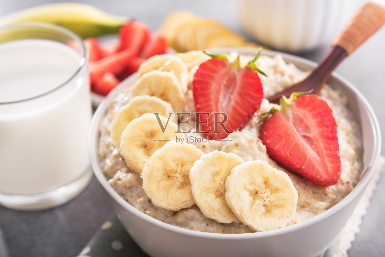 香蕉草莓燕麦碗照片摄影图片