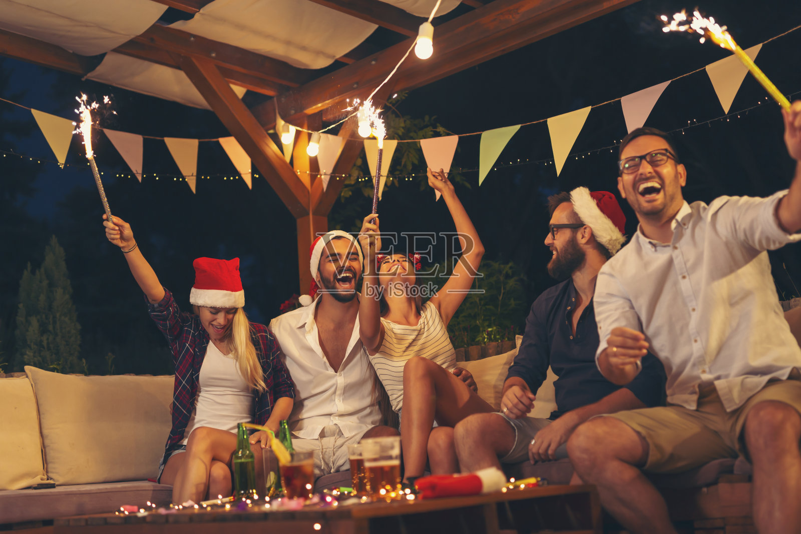 朋友们在新年晚会上照片摄影图片