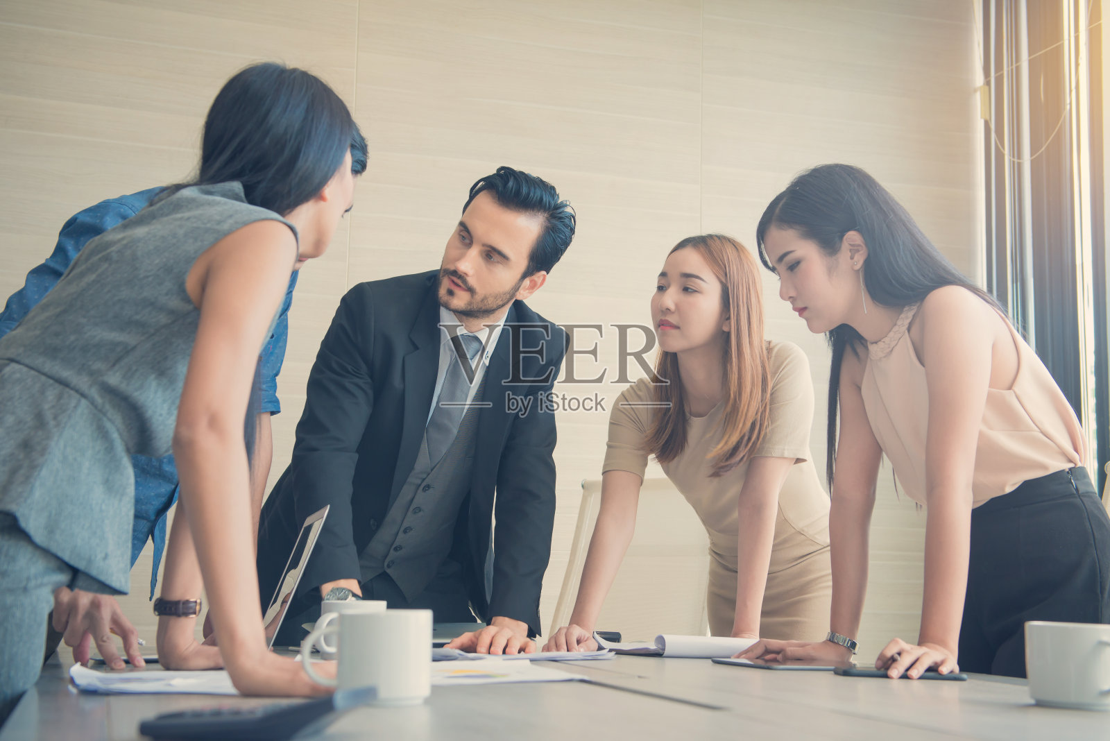 企业家和商界人士在办公室会议期间一起在会议室讨论团队合作理念照片摄影图片