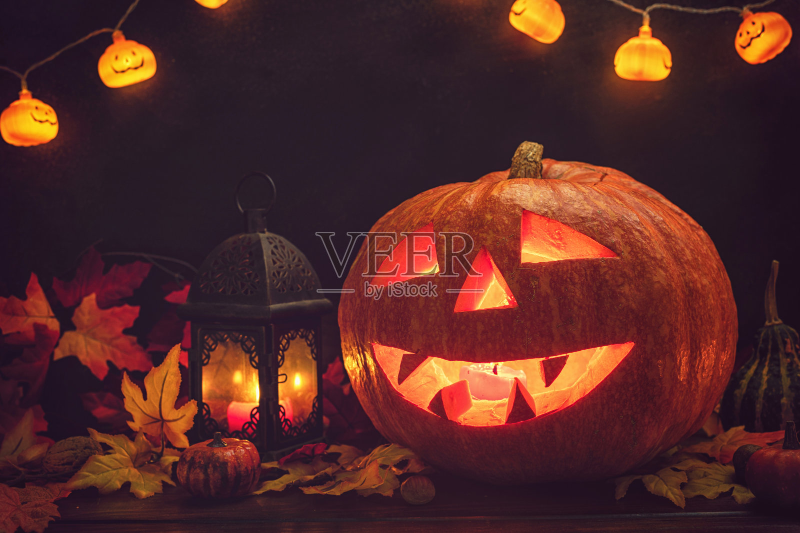 古老乡村背景下的杰克灯照片摄影图片