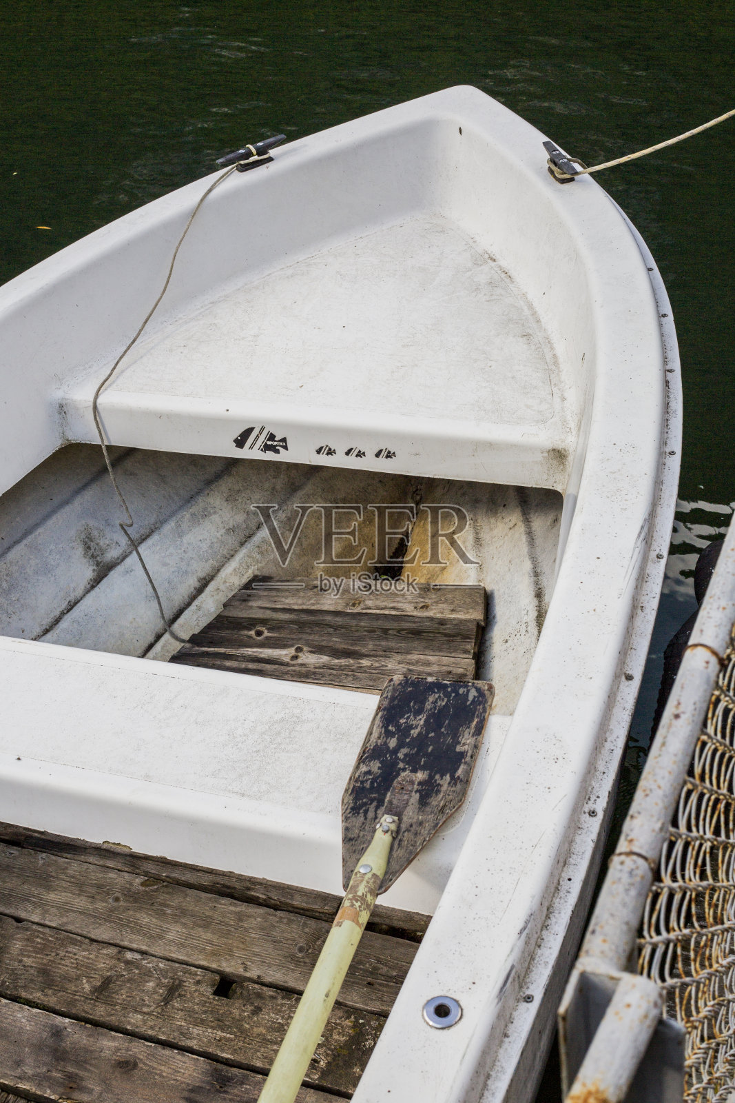 靠近湖中的小船照片摄影图片