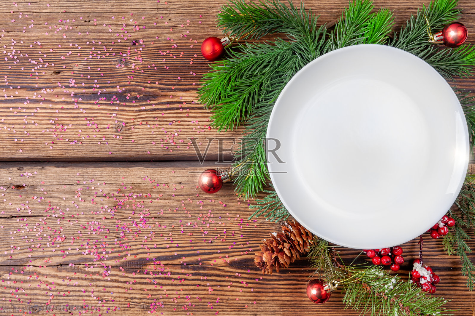 圣诞板，松枝与圣诞装饰在木制背景上照片摄影图片