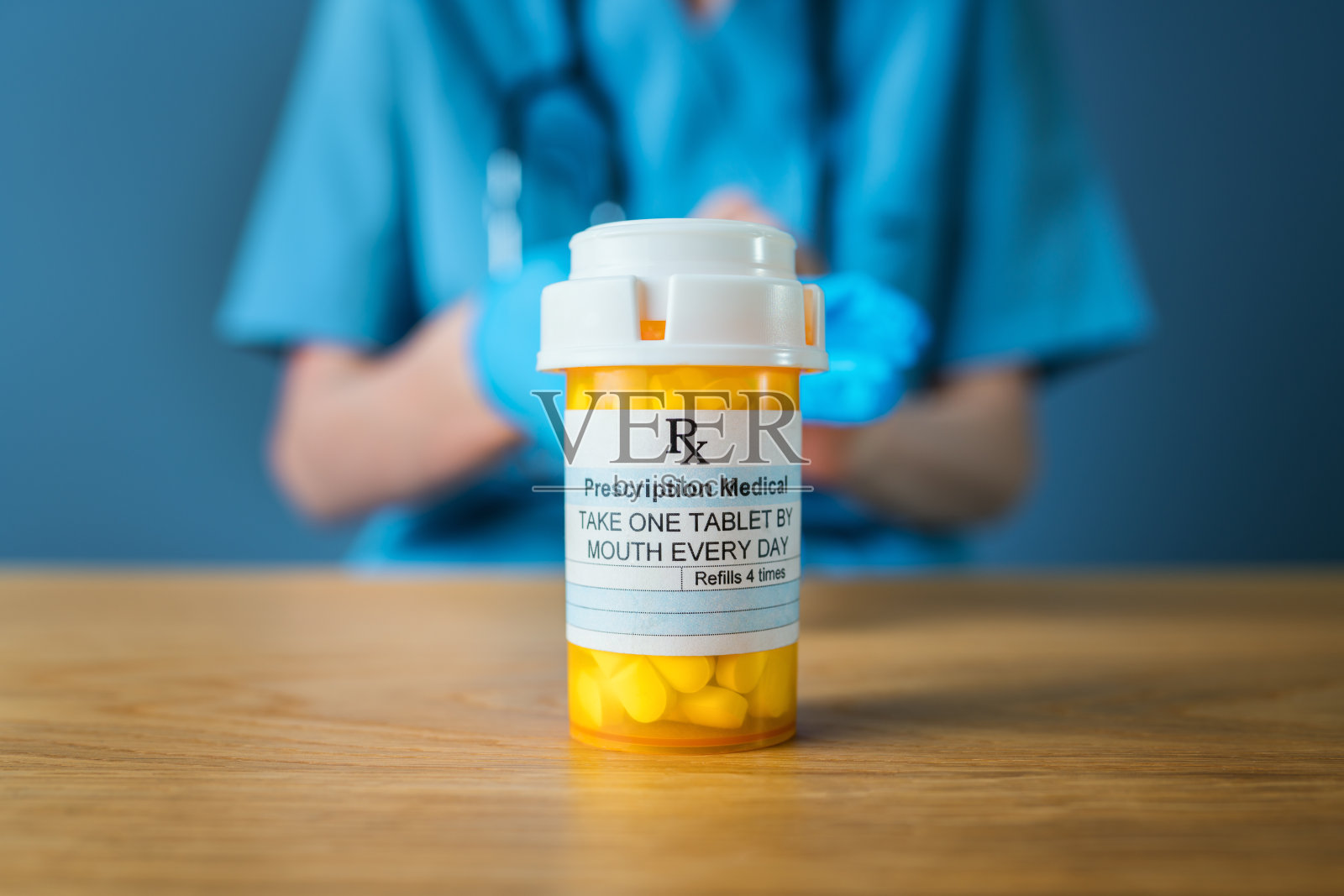 医生拿着处方药照片摄影图片