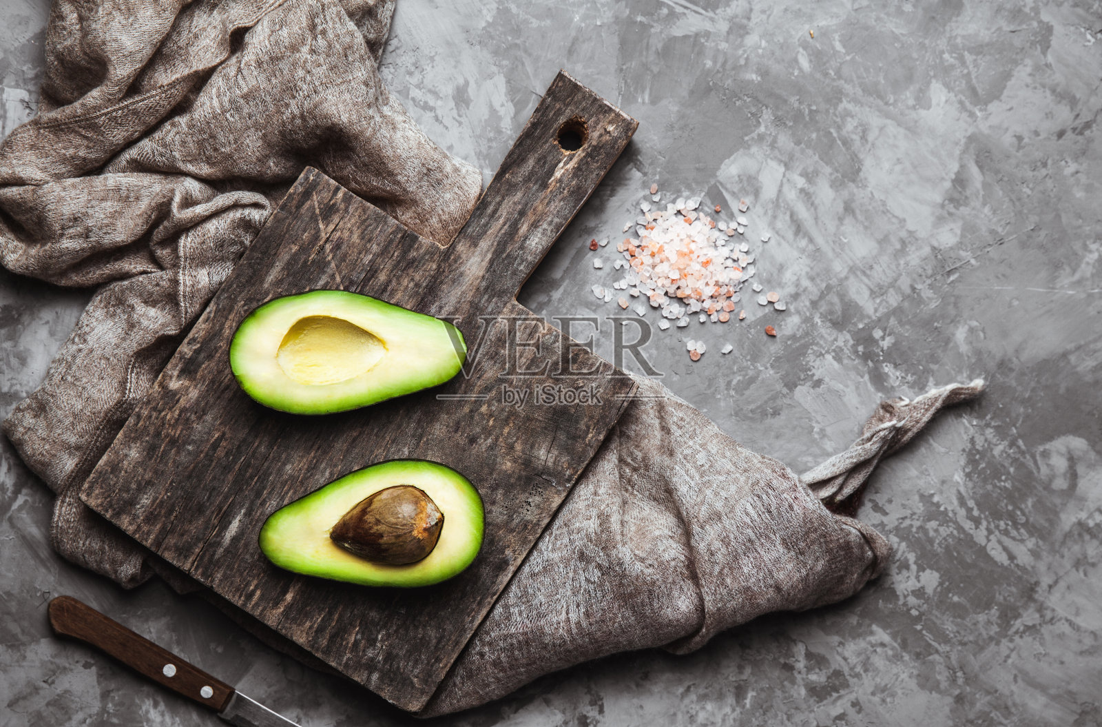 鳄梨。桌上的食物照片摄影图片