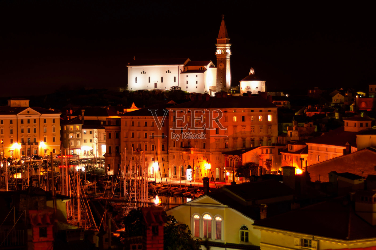 圣乔治大教堂和皮兰的夜晚。照片摄影图片