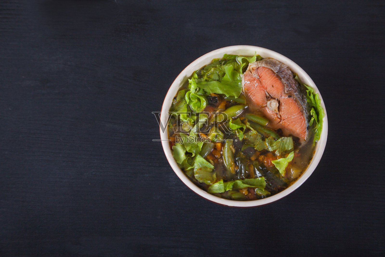 传统的日本汤，红餐巾，黑色背景。一个女人的手拿出豆腐奶酪。前视图。水平照片摄影图片