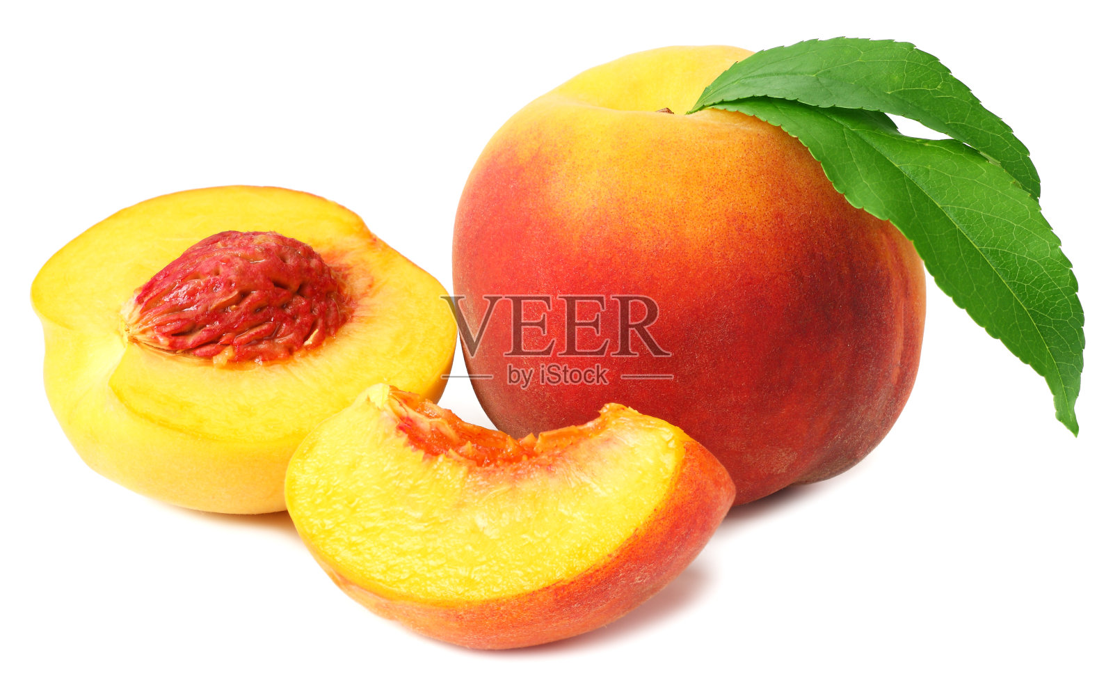 桃果实，绿叶和片孤立在白色背景上照片摄影图片