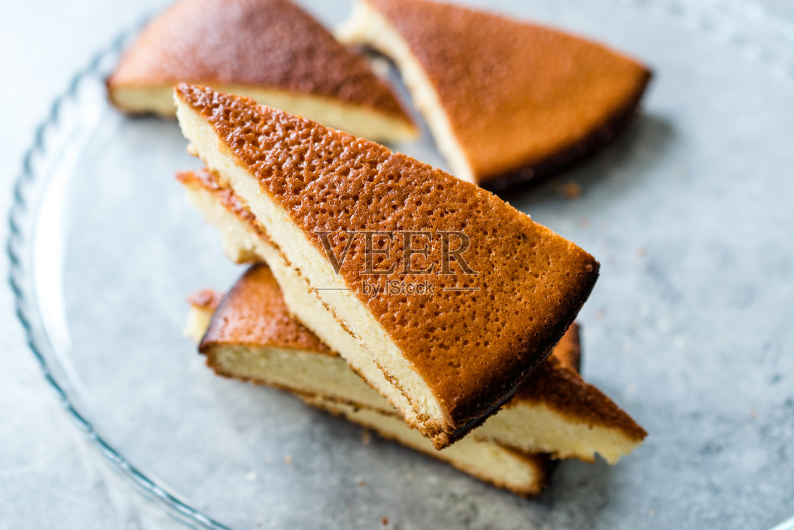 海绵蛋糕切片在玻璃托盘。准备好服务。照片摄影图片