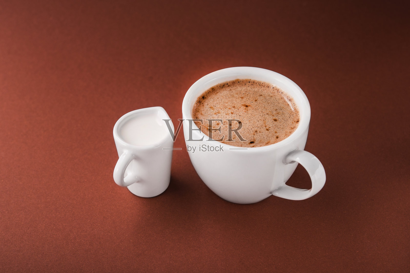 咖啡杯加牛奶杯照片摄影图片