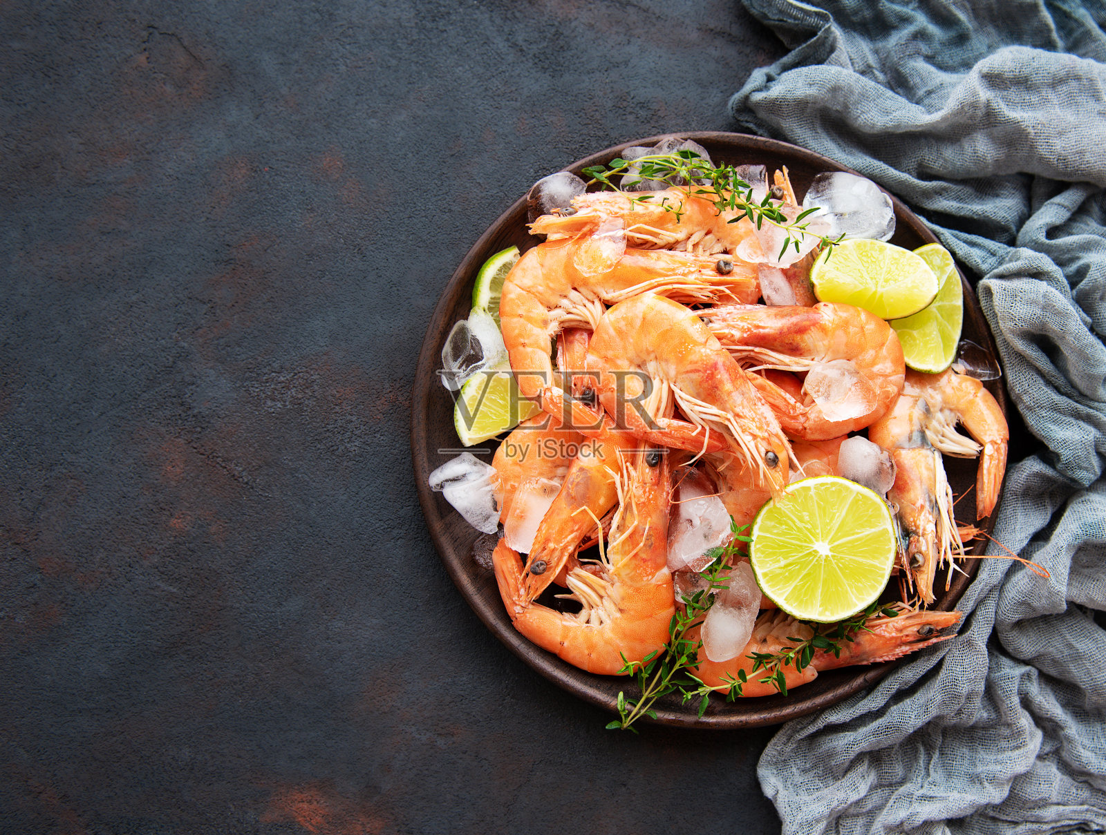 虾装在盘子里照片摄影图片