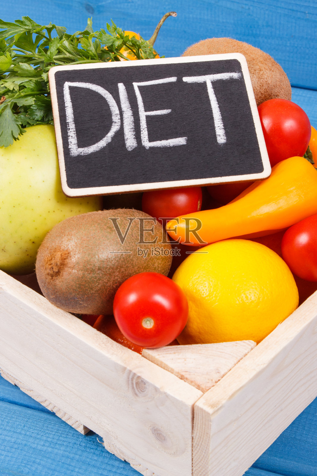 题字饮食和水果蔬菜装在木箱里。健康饮食、营养、减肥和节食的概念照片摄影图片