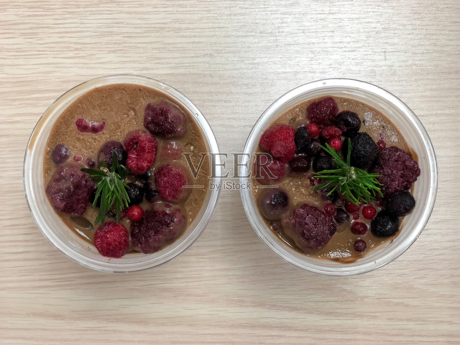 摩卡咖啡，上面有浆果和草莓放在木桌上照片摄影图片