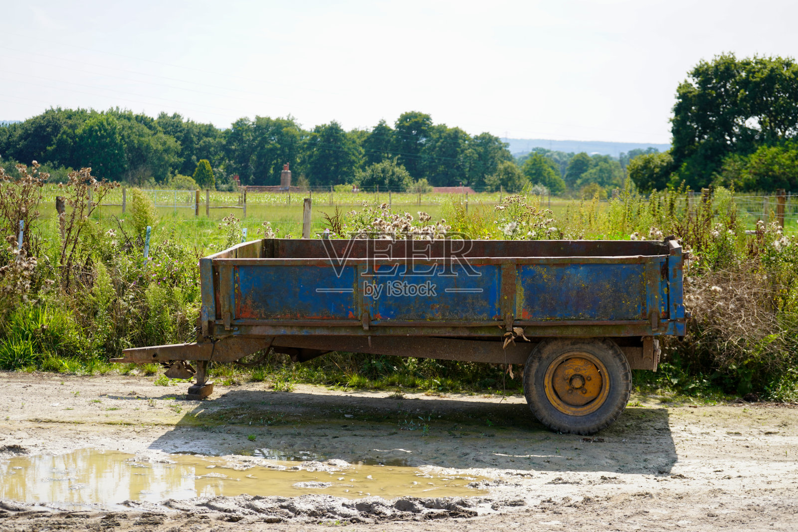 农场里孤零零的拖拉机拖车照片摄影图片