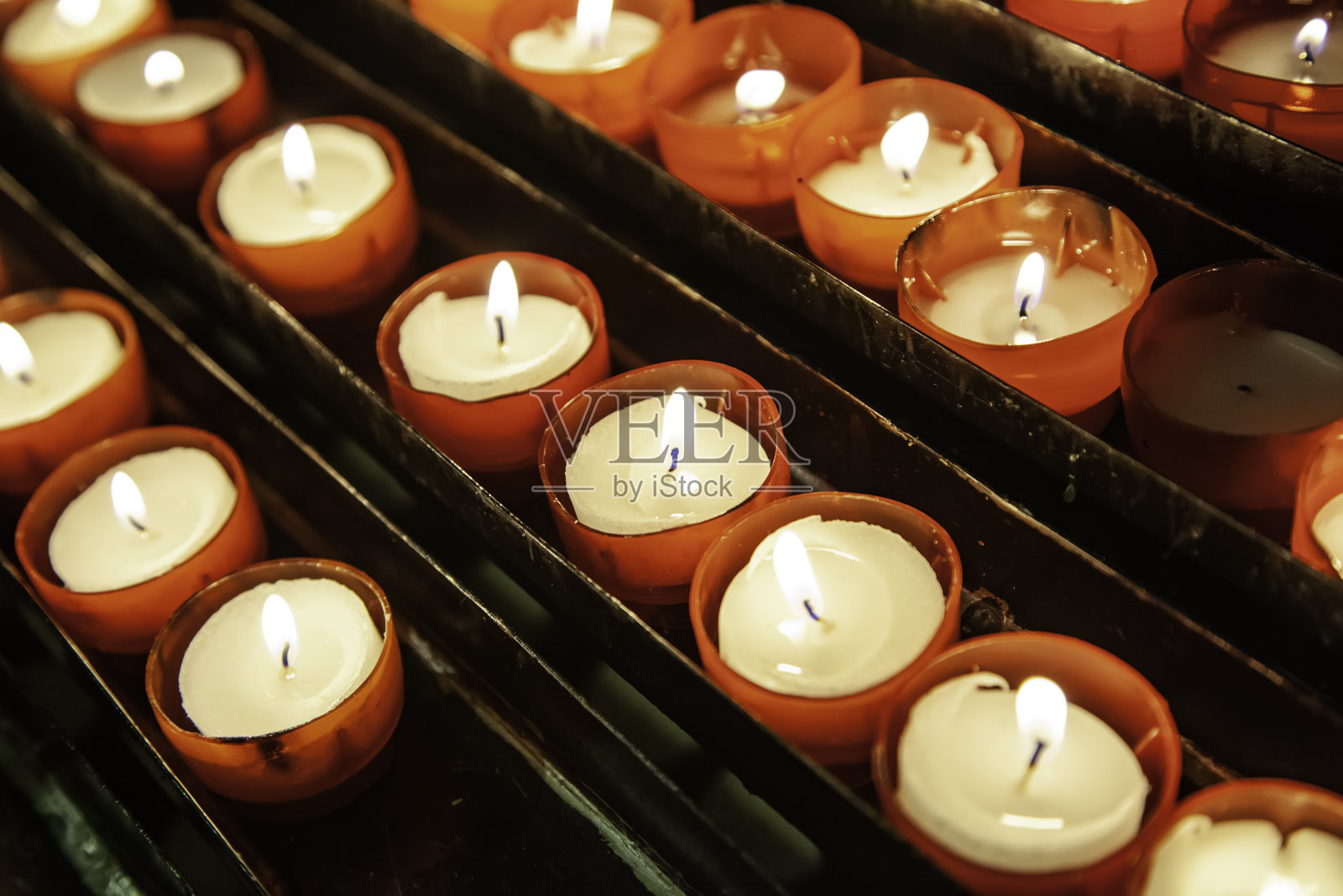 教堂蜡烛点燃照片摄影图片