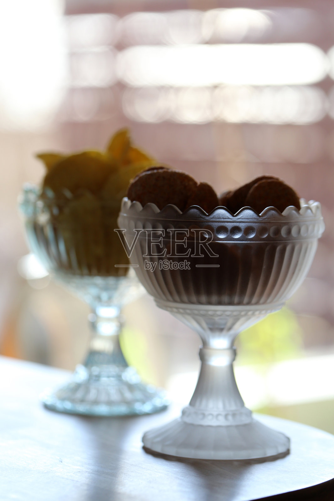 漂亮的玻璃碗里装着脆脆美味的零食照片摄影图片