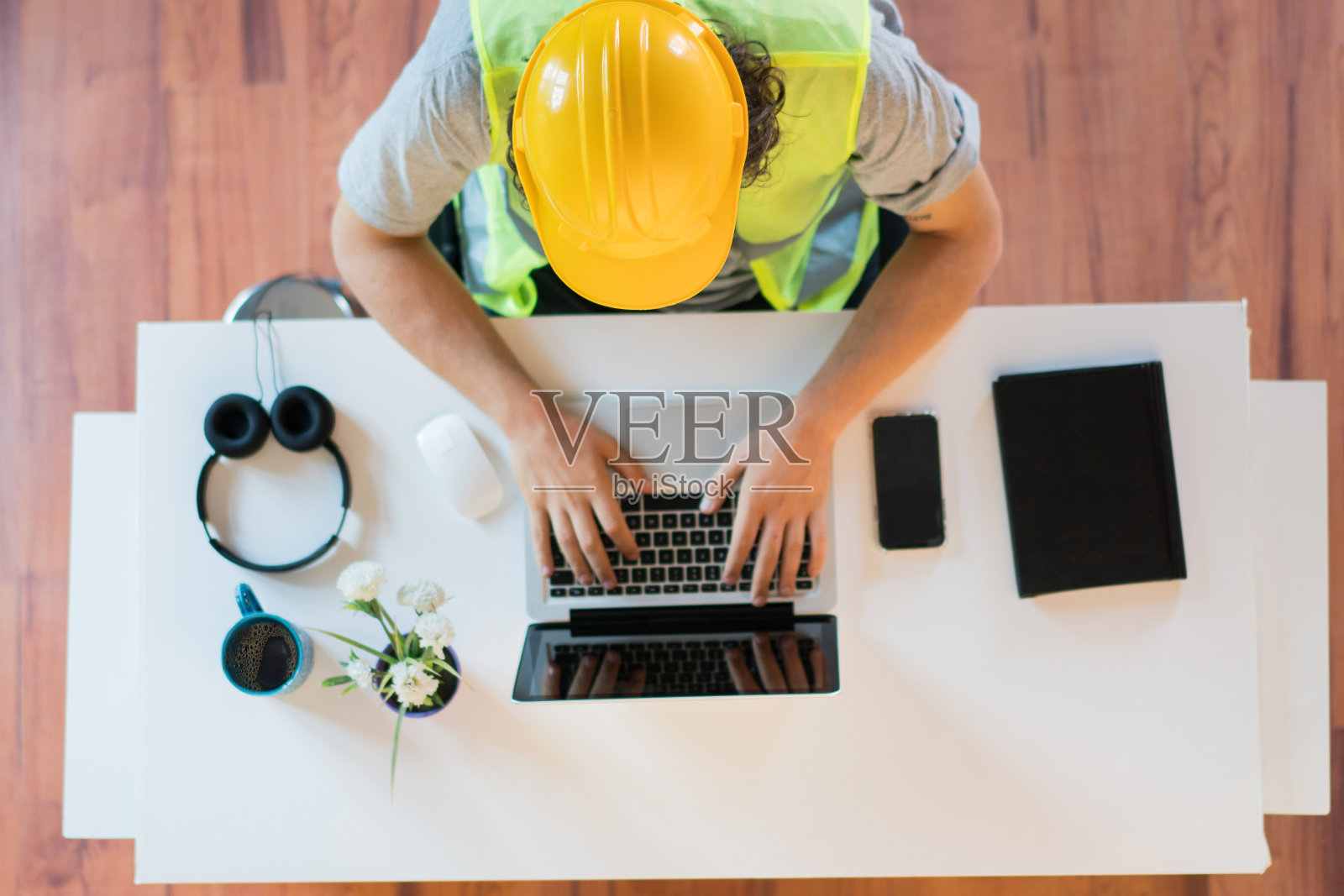 楼上办公室里的建筑工人照片摄影图片