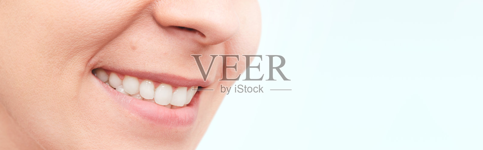 微笑的女人嘴和白色的牙齿照片摄影图片