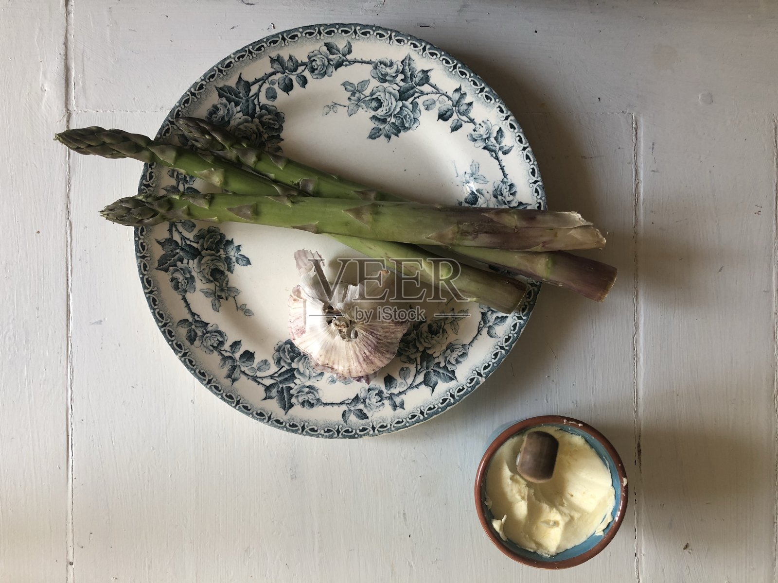 蓝白相间的芦笋和大蒜Provençal盘照片摄影图片