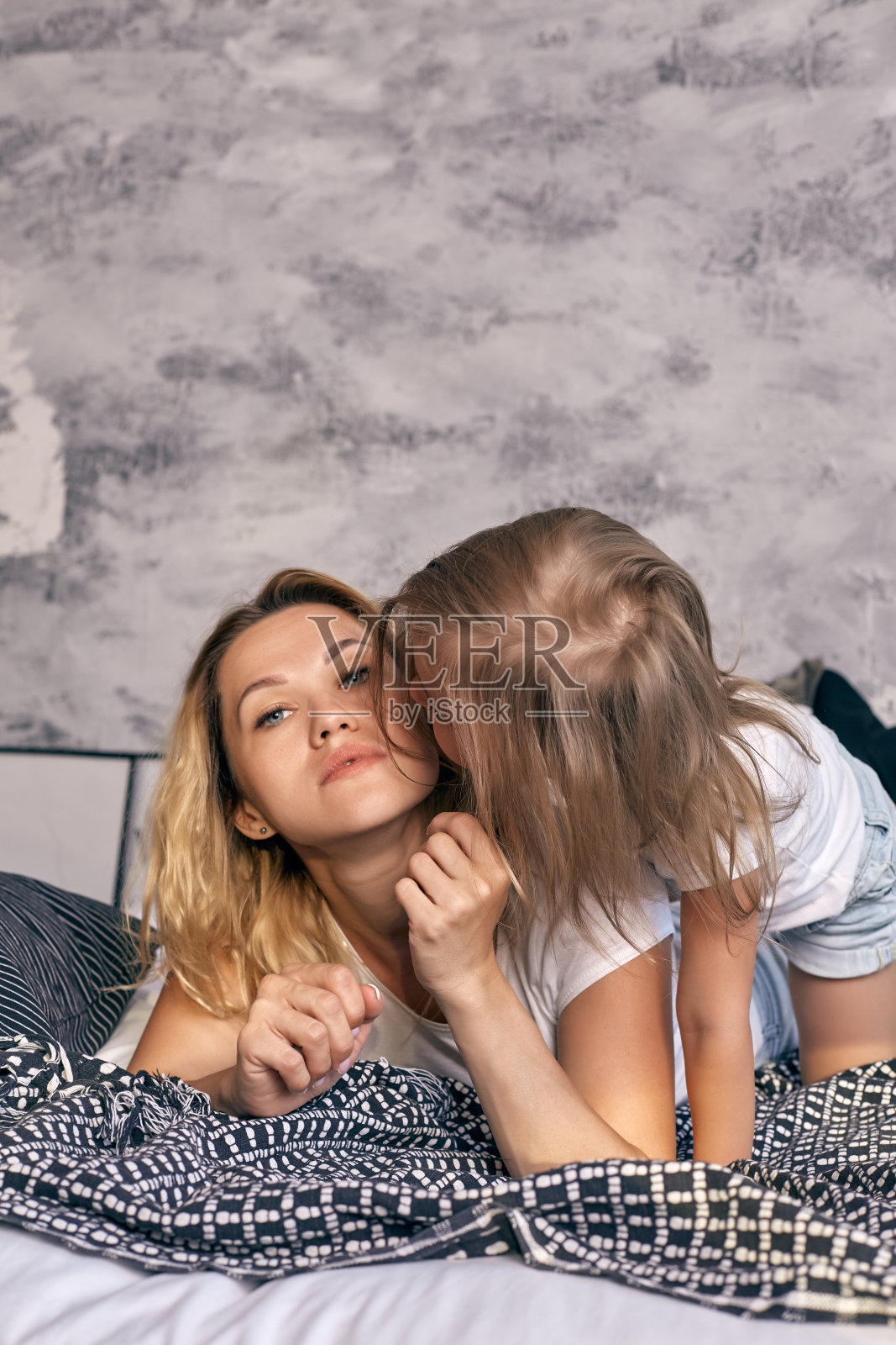 母亲和她的女儿，孩子女孩玩和拥抱。可爱的年轻妈妈笑着，拥抱着可爱有趣的宝贝女儿笑着，享受在家里一起的时光。照片摄影图片