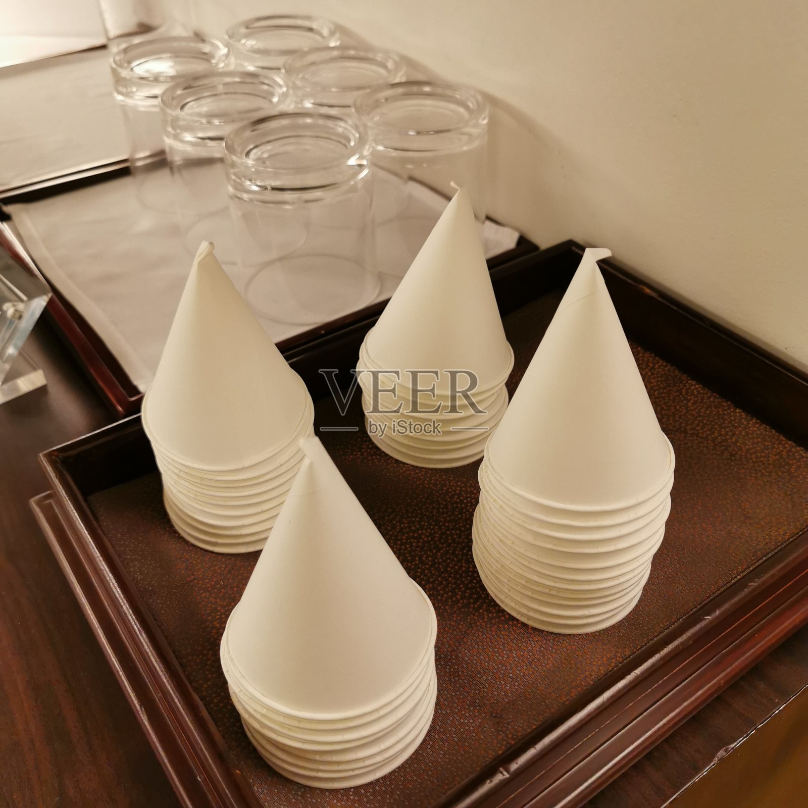 白色纸杯和玻璃杯饮用水照片摄影图片