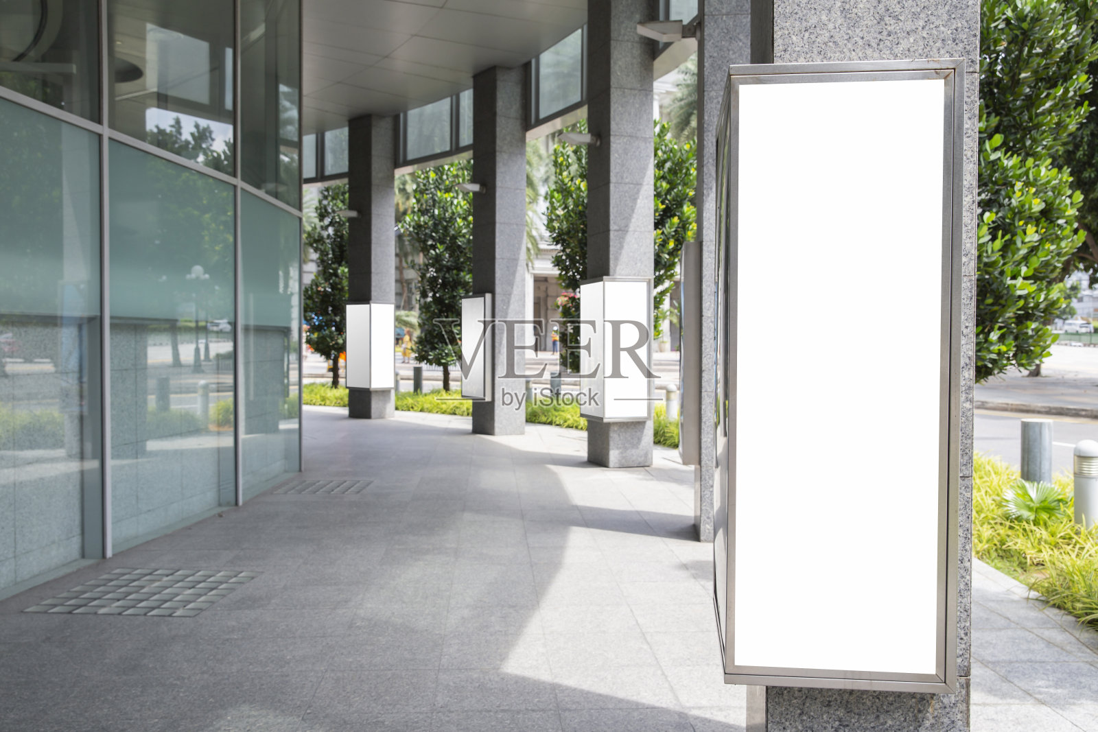 数字媒体模拟街头步行街空白广告牌，公共商业与乘客空白广告牌，产品广告设计招牌照片摄影图片