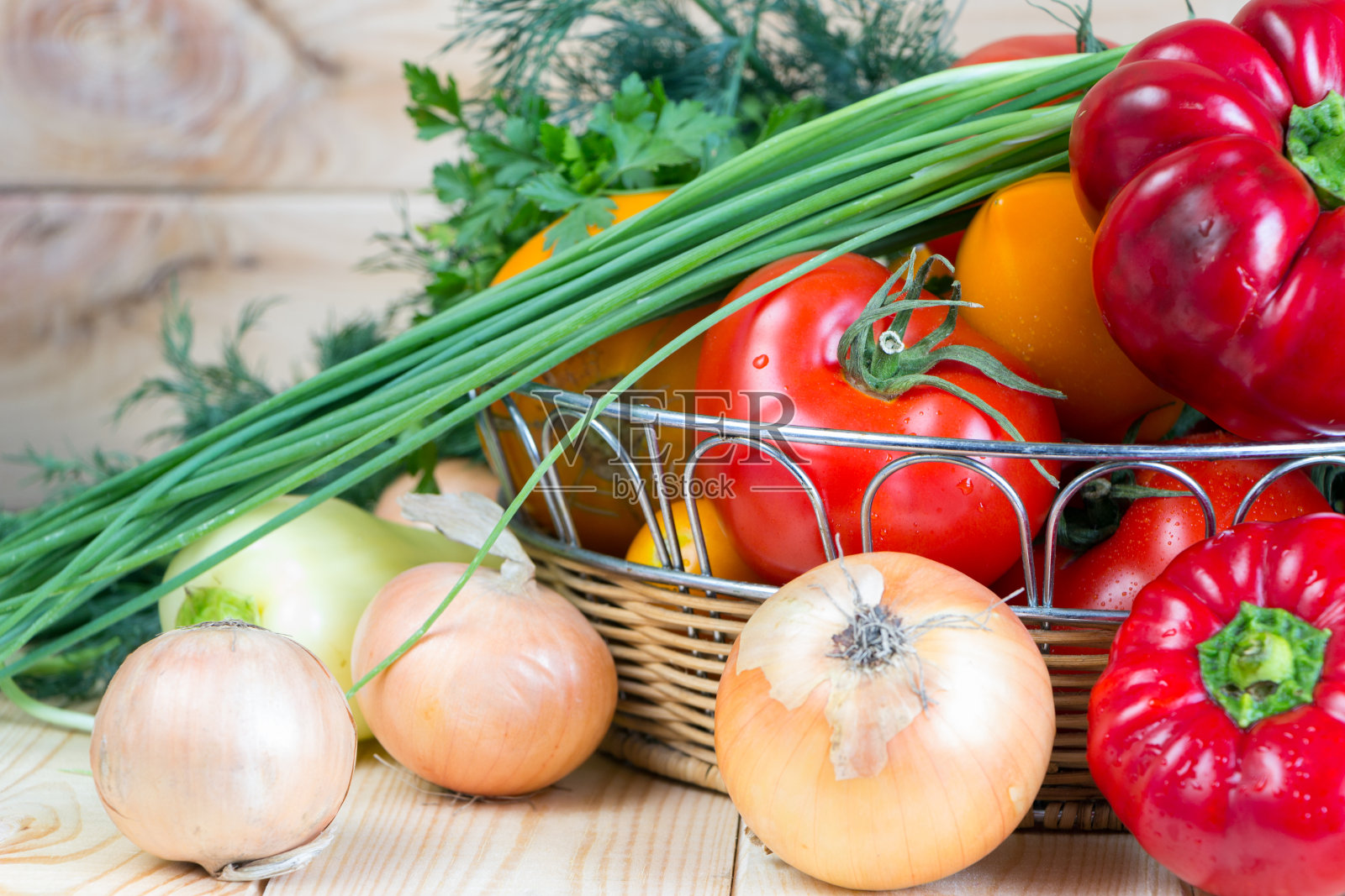 天然自产生有机食品。近距离收获的新鲜蔬菜柳条篮子。照片摄影图片