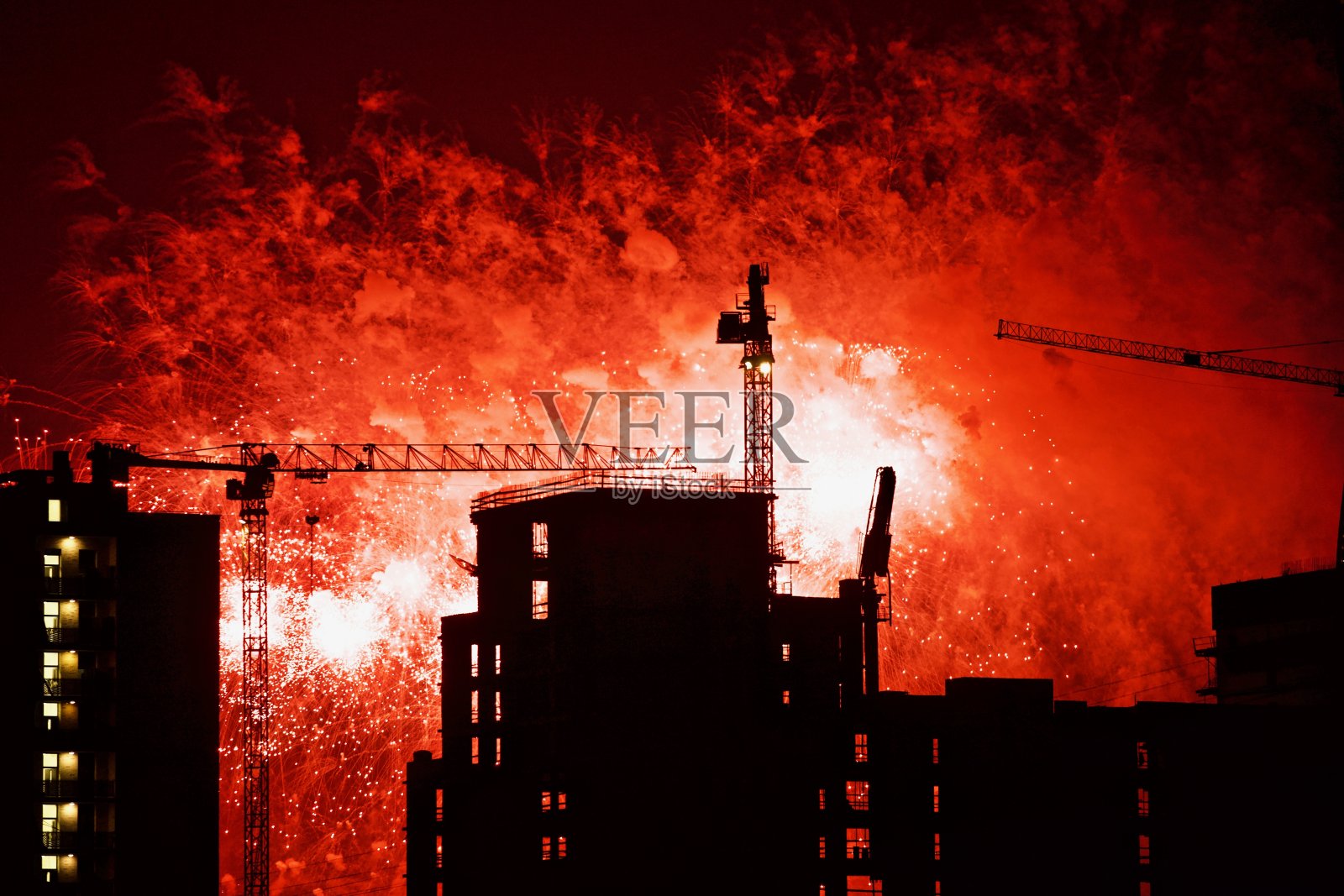 塔吊在夜间建造房屋照片摄影图片