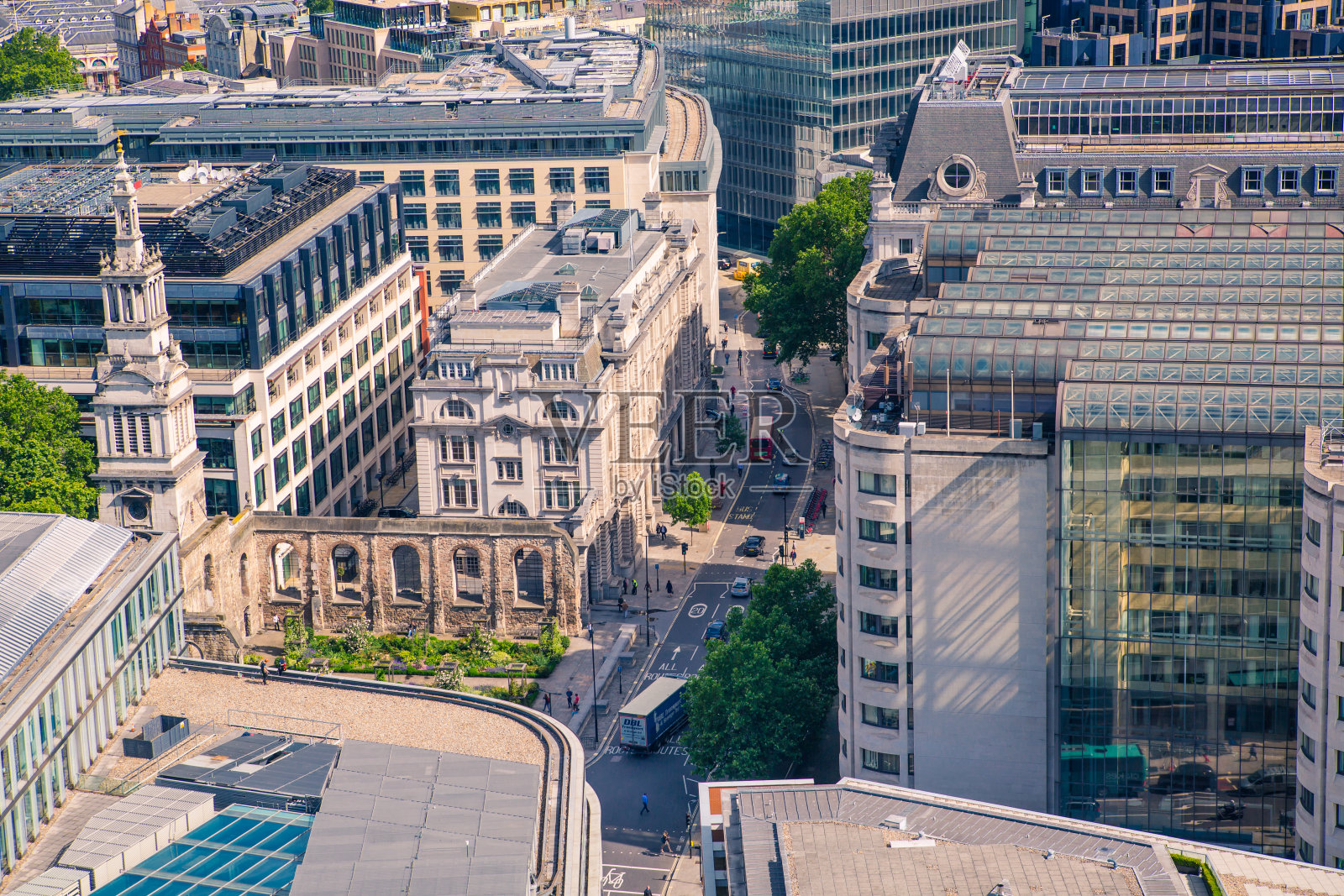 在阳光明媚的一天观看伦敦城。视野包括摩天大楼的银行和办公区照片摄影图片