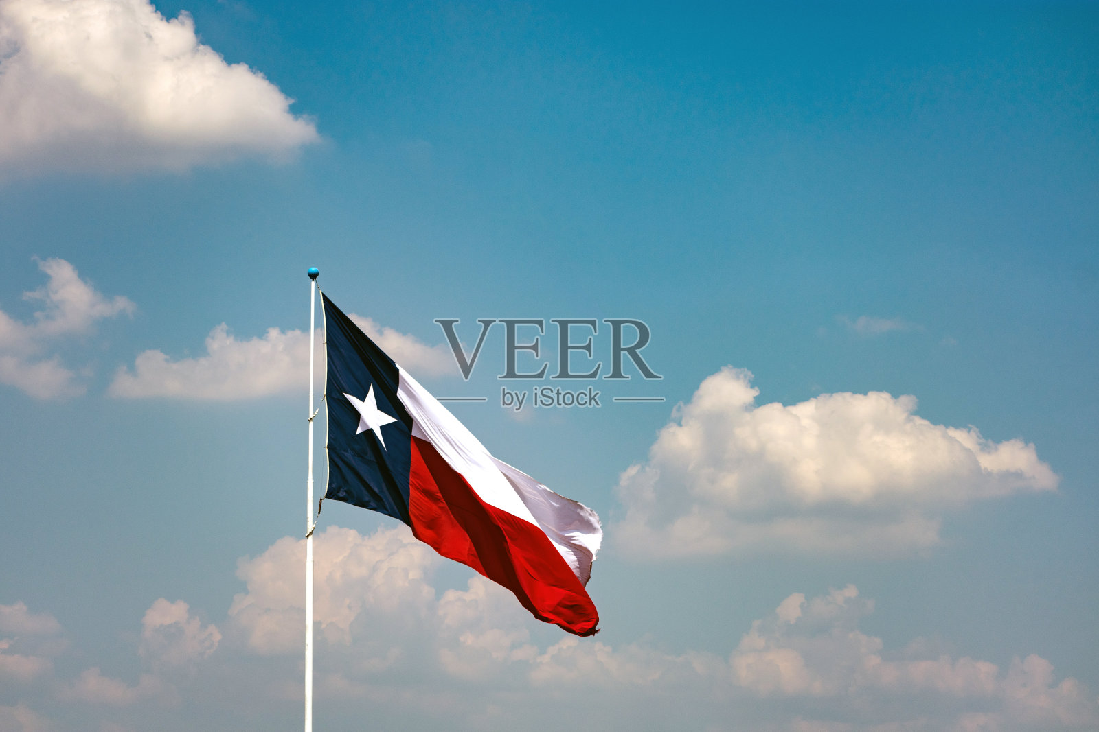 德州国旗在蓝天中飘扬照片摄影图片