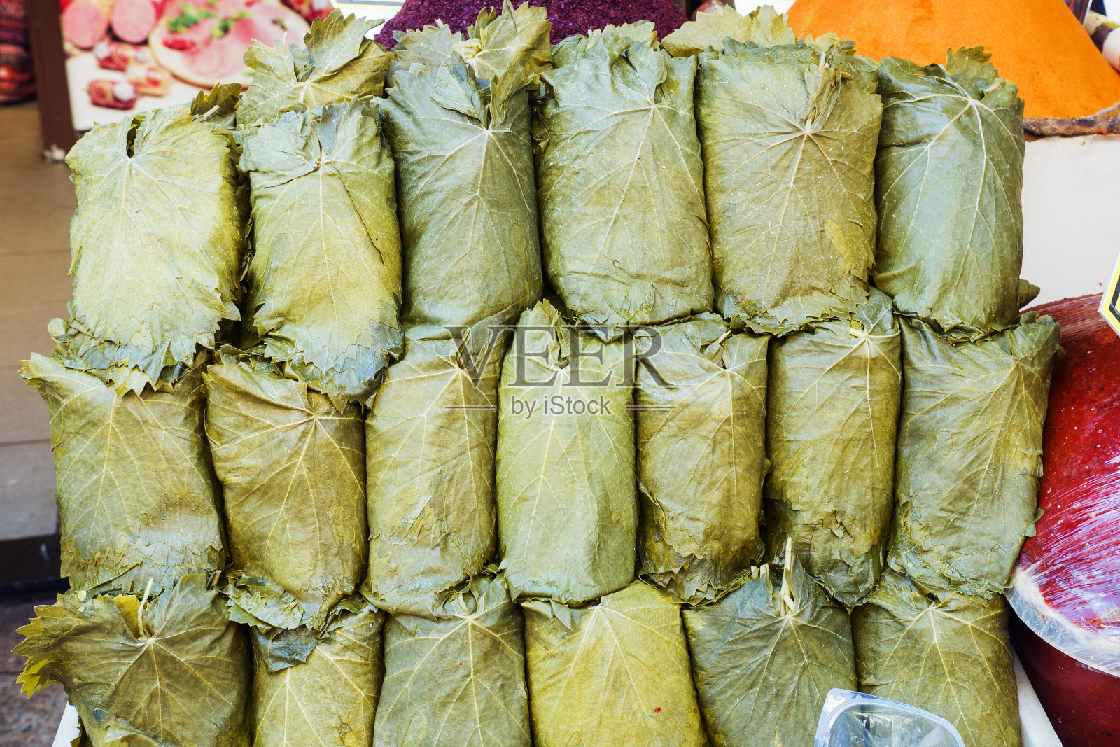伊斯坦布尔街头市场上的多玛葡萄叶子。照片摄影图片