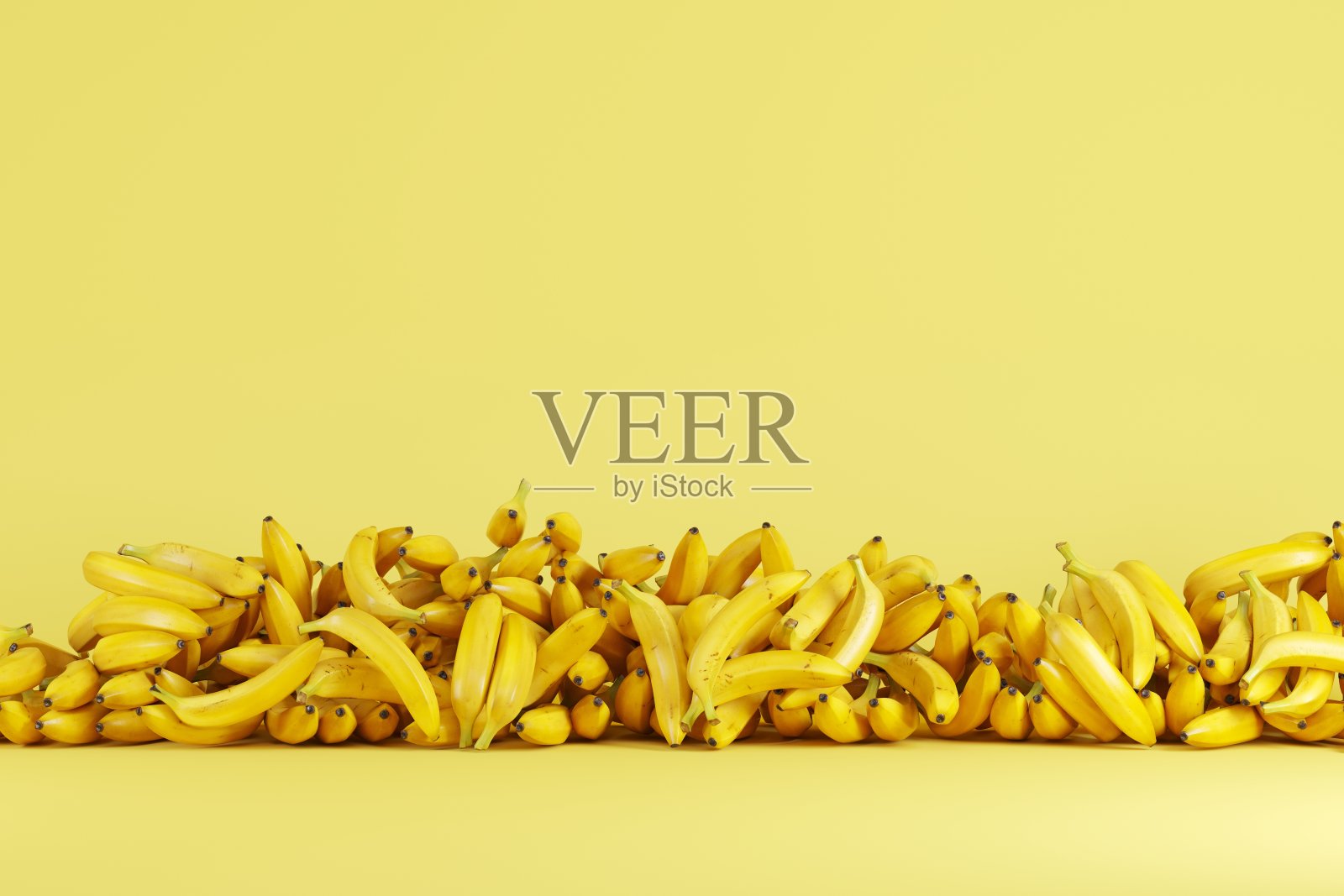 黄色的香蕉掉在黄色房间的地板上。最小水果概念。3 d渲染。照片摄影图片