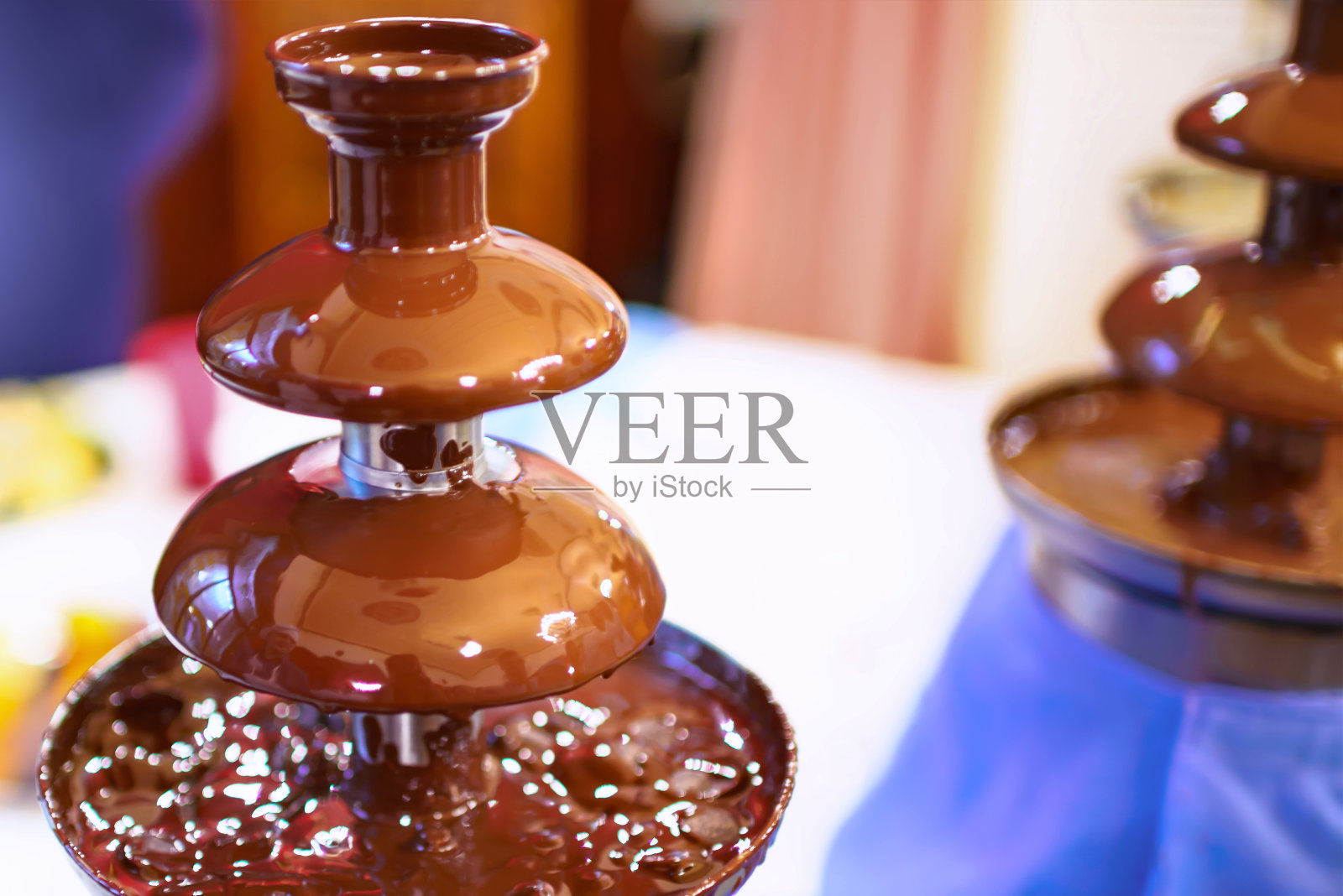 巧克力火锅喷泉。糖果和甜点装饰。照片摄影图片